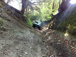 Landrover Discovery 200TDI making the steep climb